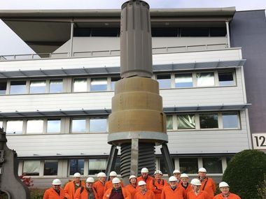 Gruppe Personen vor Voest Werk