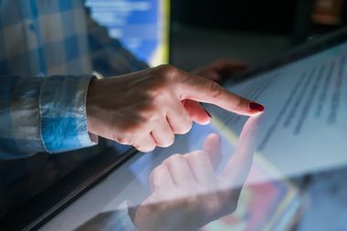 Finger auf Tablet